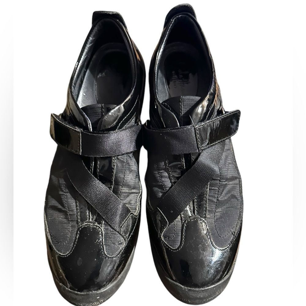 Cole Haan G Series size 8.5  Patent Leather Crisscross V-strap shoe/sneakers